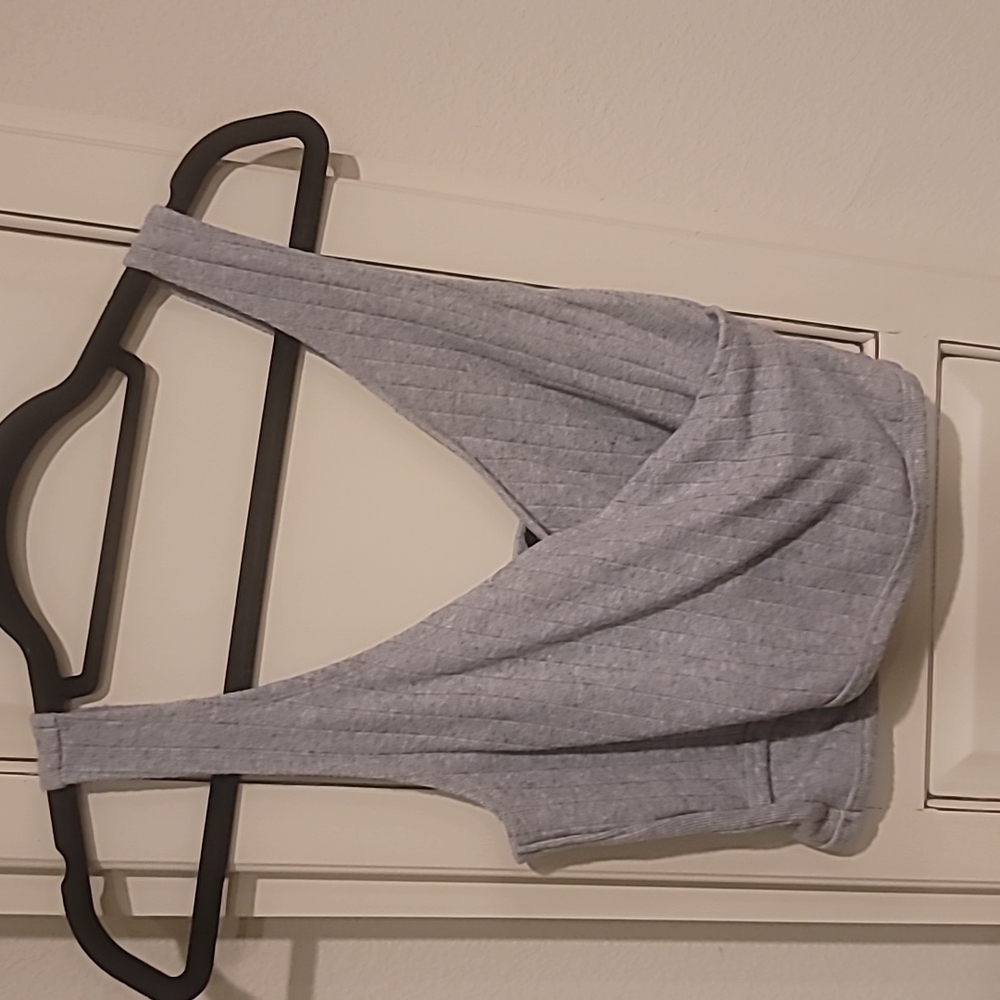 Crop top, gray, cross top look.